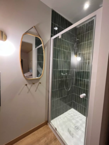 Douche chambre saumon La Bergerie de Trassouet Gîte de groupe Hautes-Pyrénées