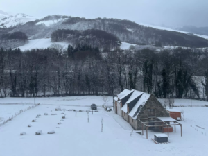 Extérieur enneigé La Bergerie de Trassouet Gîte de groupe Hautes-Pyrénées