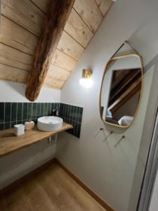 Lavabo chambre saumon La Bergerie de Trassouet Gîte de groupe Hautes-Pyrénées