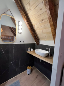 Miroir salle de bain La Bergerie de Trassouet Gîte de groupe Hautes-Pyrénées