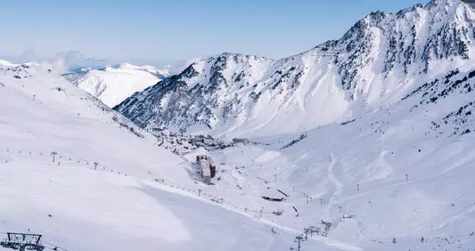 Montagnes enneigées La Bergerie de Trassouet Gîte de groupe Hautes-Pyrénées